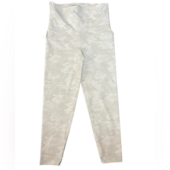 SPANX White Camo Booty Boost Active Printed 7/8 Leggings Size Medium NWT - Picture 5 of 9